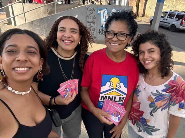 Imagem da equipe do Observatório em ação com referências comunitárias